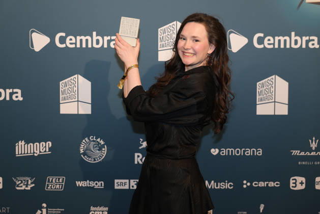 Zoe Me - 19. Swiss Music Awards 2026 Schweizer Singer-Songwriterin Zoe Me (vertrat die Schweiz beim Eurovision Song Contest 2025 in Basel), Gewinnerin in der Kategorie Best Breaking Act, zeigt stolz ihren Betonklotz in die Kamera. Verleihung der 19. Swiss Music Awards am 19.03.2026 im Hallenstadion Zürich. Kanton Zürich, Schweiz.
