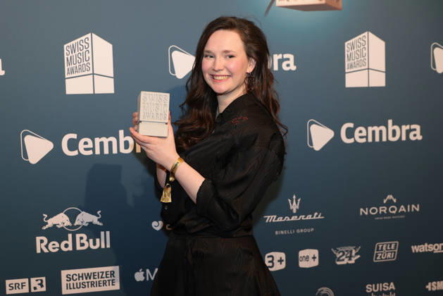 Zoe Me - 19. Swiss Music Awards 2026 Schweizer Singer-Songwriterin Zoe Me (vertrat die Schweiz beim Eurovision Song Contest 2025 in Basel), Gewinnerin in der Kategorie Best Breaking Act, zeigt stolz ihren Betonklotz in die Kamera. Verleihung der 19. Swiss Music Awards am 19.03.2026 im Hallenstadion Zürich. Kanton Zürich, Schweiz.
