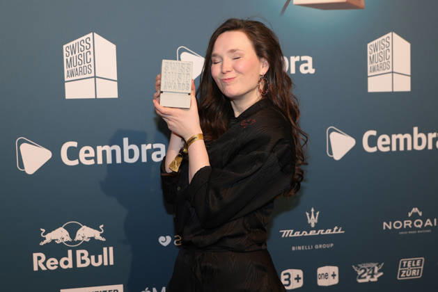 Zoe Me - 19. Swiss Music Awards 2026 Schweizer Singer-Songwriterin Zoe Me (vertrat die Schweiz beim Eurovision Song Contest 2025 in Basel), Gewinnerin in der Kategorie Best Breaking Act, zeigt stolz ihren Betonklotz in die Kamera. Verleihung der 19. Swiss Music Awards am 19.03.2026 im Hallenstadion Zürich. Kanton Zürich, Schweiz.