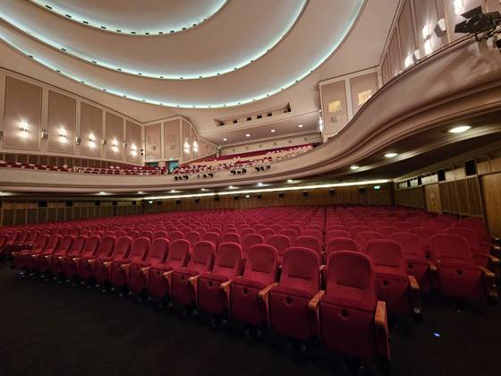 Feature Symbol: Kino Lichtburg in Essen 03 26 pp Das Essener Kino LICHTBURG im Oktober 2026 Deutschland deutsch deutsches Lichtspielhaus Filmtheater Saal Kinosaal Saal Sitzreihen Balkon Empore Rang Parkett german cinema quer innen