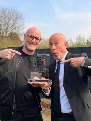 Deutschland, 20.03.2026: Der Graf und Henning Verlage (beide Unheilig) mit dem Nummer 1 Award der Offiziellen Deutschen Charts Copyright: xdtsxNachrichtenagenturx dts_111869
