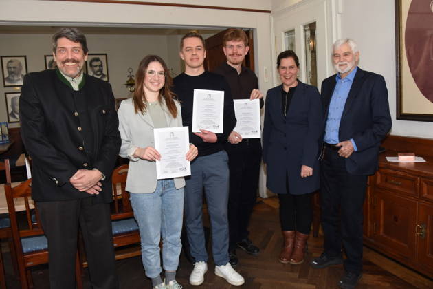 Thomas Walz 1. Vorsitzender Verein Muenchner Sportjournalisten 2.Preis Luisa Griesbaum Journalismus Studentin fuer Der Perfekte Wurf macht Sicher Bericht in Sueddeutscher Zeitung 1.Preis Nico-Marius Schmitz Sportjournalist Kicken hinter Gittern Bericht im Muenchner Merkur 3,Preis Christoph Meltzer Sportjournalist Der Fall Botang Frankfurter Algemeine Verena Dietl Buergermeisterin Hans Eiberle Stegmann Preis Organisator Muenchen 20.03.2026 Weisses Braeuhaus im Tal Verleihung des Helmut-Stegmann-Nachwuchs-Foerderpreises fuer Sportjournalismus. Mit dem vom Verein Muenchner Sportjournalisten verliehenen Preis werden jungeJournalist -nnen ausgezeichnet, die sich durch besondere Leistungen in der Muenchner Sportberichterstattung hervorgetan