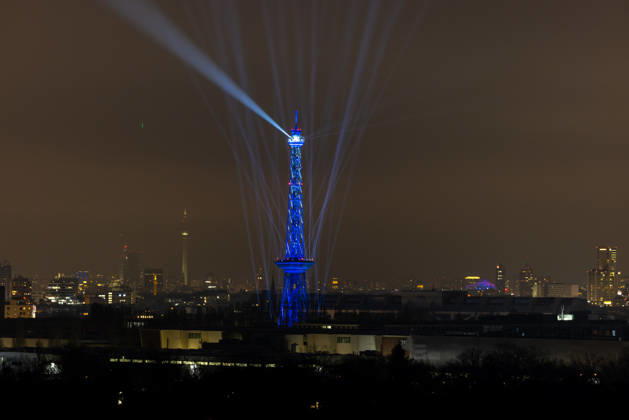 News Bilder des Tages Berlin feiert 100 Jahre Funkturm mit dem Motto What the Funk. Deutschland, Berlin am 20.03.2026: Mit einem spektakulären Lichterschow startet die Messe Berlin ihre Jubiläumskampagne. What the Funk feiert den 100. Geburtstag des Funkturms mit Lichtinszenierung.