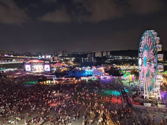 RECORD DATE NOT STATED Lollapalooza movement Sao Paulo (SP), March 20, 2026 - Culture Shows Festival - Crowd movement around the stages and lounge in the late afternoon of the first day of the Lollapalooza festival at the Interlagos racetrack in the southern zone of Sao Paulo. This Friday, March 20, 2026 (Foto: Leandro Chemalle Thenews2 imago images) Lollapalooza movement Copyright: xLeandroxChemallex