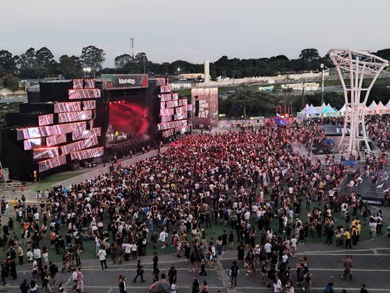 RECORD DATE NOT STATED Lollapalooza movement Sao Paulo (SP), March 20, 2026 - Culture Shows Festival - Crowd movement around the stages and lounge in the late afternoon of the first day of the Lollapalooza festival at the Interlagos racetrack in the southern zone of Sao Paulo. This Friday, March 20, 2026 (Foto: Leandro Chemalle Thenews2 imago images) Lollapalooza movement Copyright: xLeandroxChemallex