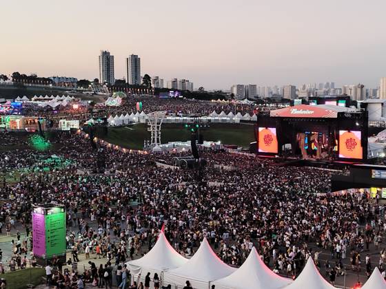 RECORD DATE NOT STATED Lollapalooza movement Sao Paulo (SP), March 20, 2026 - Culture Shows Festival - Crowd movement around the stages and lounge in the late afternoon of the first day of the Lollapalooza festival at the Interlagos racetrack in the southern zone of Sao Paulo. This Friday, March 20, 2026 (Foto: Leandro Chemalle Thenews2 imago images) Lollapalooza movement Copyright: xLeandroxChemallex