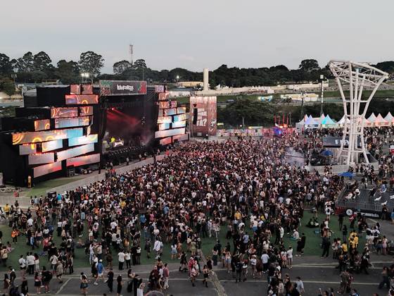 RECORD DATE NOT STATED Lollapalooza movement Sao Paulo (SP), March 20, 2026 - Culture Shows Festival - Crowd movement around the stages and lounge in the late afternoon of the first day of the Lollapalooza festival at the Interlagos racetrack in the southern zone of Sao Paulo. This Friday, March 20, 2026 (Foto: Leandro Chemalle Thenews2 imago images) Lollapalooza movement Copyright: xLeandroxChemallex