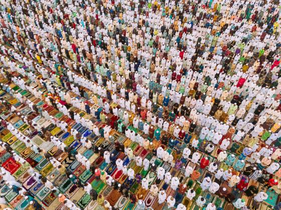 News Bilder des Tages March 21, 2026, Narayanganj, Dhaka, Bangladesh: Thousands of Muslim devotees gather in an open field in Narayanganj, Bangladesh to offer Eid al-Fitr prayer, marking the end of the holy month of Ramadan. The congregation began very early morning, with worshippers arriving from different parts of the region to take part in this sacred ritual. Narayanganj Bangladesh - ZUMAs231 20260321_zip_s231_003 Copyright: xJoyxSahax