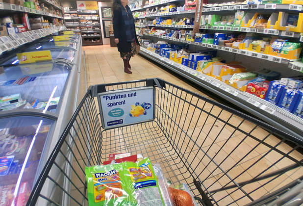 Netto-Einkauf zu Zeiten von Inflation und Konjunktur. Netto-Einkauf in einem Supermarkt oder Discounter