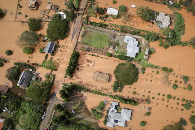 News Bilder des Tages March 22, 2026, Oahu, Hi, United States of America: A U.S Army helicopter flies over washed out roads and homes on Oahu Island, March 21, 2026 in Hawaii. Floods caused by a Ã¢â‚¬oeKona lowÃ¢â‚¬Â? storm has caused more than billion dollars in damage and resulted in thousands evacuating the region. Oahu United States of America - ZUMAp138 20260322_zaa_p138_006 Copyright: xSgt.xOliviaxCowart U.S.xArmyx