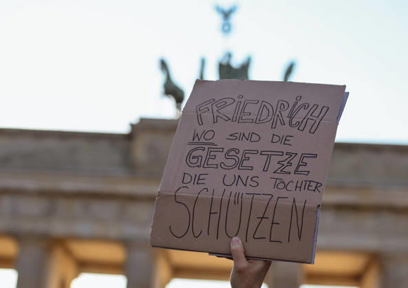 News Bilder des Tages 22.03.2026, xlakx, Demonstration, Gegen sexualisierte digitale Gewalt Solidarität mit allen Opfern v.l. Ein Plakat mit der Aufschrift Friedrich wo sind die Gesetzte die uns Töchter schützen bei der Demonstration in Berlin. Berlin