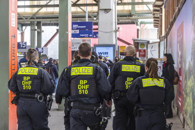 Hauptbahnhof Stuttgart. Polizisten sorgen für Sicherheit. 21.03.2026, Stuttgart, Baden-Württemberg, Deutschland