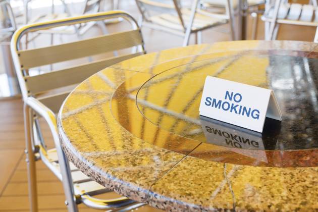Rauchverbot im Café des Kreuzfahrtschiffs im Freien No smoking table in outdoor cafe of cruise liner Copyright: imageBROKER VVxVoennyy ibxiqx16718832.jpg