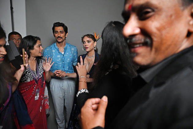 March 22, 2026, Mumbai, Maharashtra, India: Bollywood actress Aditi Rao Hydari (c) is seen with her actor husband Siddharth (in blue shirt) after the fashion show on the last day of Lakme Fashion Week (LFW) in Mumbai. Mumbai India - ZUMAs197 20260322_aaa_s197_440 Copyright: xAshishxVaishnavx