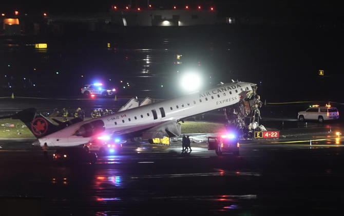 Air Canada plane collides with fire truck at LaGuardia, killing 2, injuring others NEW YORK, UNITED STATES - MARCH 23: Passenger plane collides with a fire truck while landing at LaGuardia Airport, killing the pilot and copilot and injuring two others on March 23, 2026, in New York, United States. Selcuk Acar Anadolu New York United States. Editorial use only. Please get in touch for any other usage. Copyright: x2026xAnadoluxSelcukxAcarx