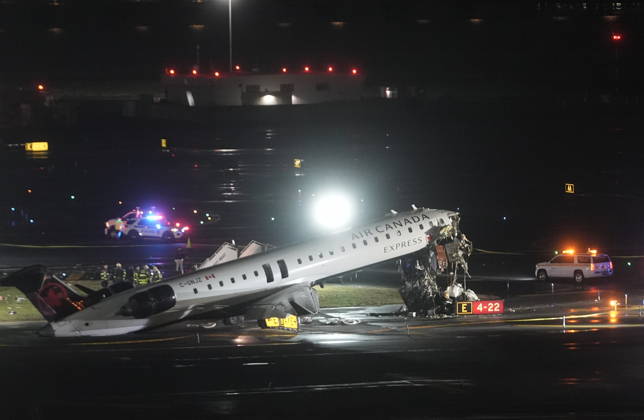 Air Canada plane collides with fire truck at LaGuardia, killing 2, injuring others NEW YORK, UNITED STATES - MARCH 23: Passenger plane collides with a fire truck while landing at LaGuardia Airport, killing the pilot and copilot and injuring two others on March 23, 2026, in New York, United States. Selcuk Acar Anadolu New York United States. Editorial use only. Please get in touch for any other usage. Copyright: x2026xAnadoluxSelcukxAcarx