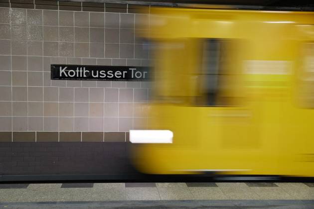 U-Bahnlinie U8 in Berlin ** NUR FÜR REDAKTIONELLE ZWECKE ** EDITORIAL USE ONLY **<p>Eine U-Bahn U8 fährt ab am Bahnhof Kottbusser Tor. Deutschland Berlin Berlin Copyright: JörgxCarstensen