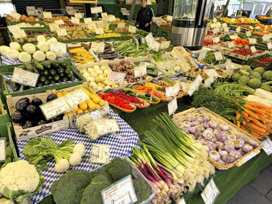 Obst- und Gemüsemarkt auf dem Viktualienmarkt in München Die Auslage von einem Obst- und Gemüsehändler auf dem Viktualienmarkt in München mit frischer Ware - NUR FÜR REDAKTIONELLE VERWENDUNG -