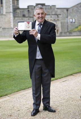 . 24 03 2026. Windsor , United Kingdom. Former Welsh Rugby player Jonathan Davis with his CBE after an Investiture at Windsor Castle, United Kingdom. xStephenxLockx xi-Imagesx IIM-26659-0001