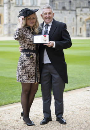 . 24 03 2026. Windsor , United Kingdom. Former Welsh Rugby player Jonathan Davis and his wife Jay with his CBE after an Investiture at Windsor Castle, United Kingdom. xStephenxLockx xi-Imagesx IIM-26659-0003