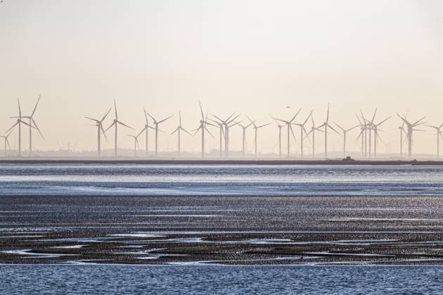 Windkraftanlagen an der Küste bei ruhigem Meer und sanftem Morgenlicht, Wattenmeer zwischen Dagebüll und Föhr, Nordfriesland, Schleswig-Holstein, Deutschland Wind turbines on the coast with calm sea and soft morning light, Wadden Sea between Dagebüll and Föhr, North Frisia, Schleswig-Holstein, Germany Copyright: imageBROKER bildbaendiger ibxidk17118475.jpg