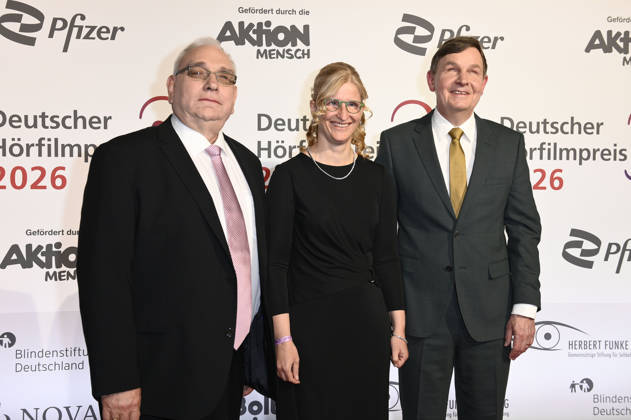 Hans-Werner Lange, Gast und Andreas Bethke bei der Verleihung des 24. Deutschen Hörfilmpreises 2026 im Colosseum Filmtheater. Berlin, 24.03.2026