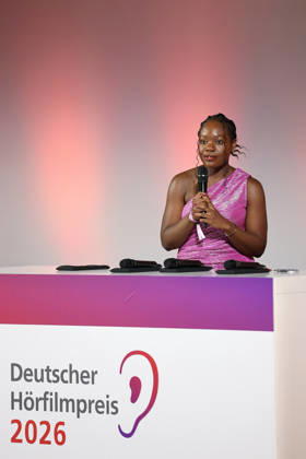 Deutscher Hörfilmpreis, Preisverleihung im Kino Colosseum, Berlin, 24.03.2026 Kathy Etoa hält die Laudatio für die Kategorie Dokumentation bei der Preisverleihung zum Deutschen Hörfilmpreis im Berliner Kino Colosseum am 24.03.2026 Berlin Kino Collosseum Copyright: xRenÃ xduxVinagex