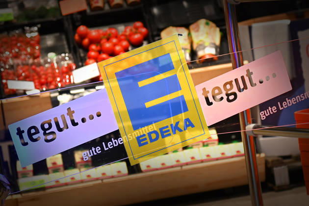 ACHTUNG FOTOMONTAGE: Supermarktkette verschwindet aus Deutschland: Edeka uebernimmt bis zu 202 Filialen. Der Schweizer Konzern Migros zieht sich aus Deutschland zurueck und verkauft die Supermarktkette Tegut. Rund 200 der etwa 340 Filialen will Edeka uebernehmen. Tegut ist ein deutsches Handelsunternehmen und Vollsortimenter im Lebensmitteleinzelhandel mit Hauptsitz in Fulda. Tegut betreibt ueber 300 Filialen mit rund 8400 Mitarbeitern in Hessen, Bayern, Niedersachsen, Rheinland-Pfalz, Thueringen und Baden-Wuerttemberg. Supermarkt,Filiale,Lebensmittel,Eingang, Firmenlogo,