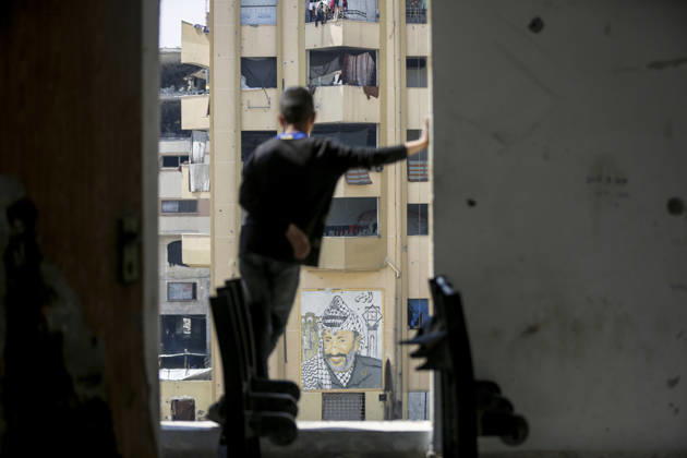 News Bilder des Tages Displaced Palestinians in Gaza City have taken refuge on a university campus GAZA CITY, GAZA - MARCH 25: A man is looking out of the windowless pane of a damaged building as displaced Palestinians sheltering on the Al-Azhar University campus struggle with harsh living conditions following the destruction and bombardment caused by the war in Tel al-Hawa neighborhood of Gaza City, Gaza on March 25, 2026. Families are trying to survive in overcrowded and limited-supply temporary shelters set up on the university campus. Saeed M. M. T. Jaras Anadolu Gaza City Gaza. Editorial use only. Please get in touch for any other usage.  Copyright: x2026xAnadoluxSaeedxM.xM.xT.xJarasx
