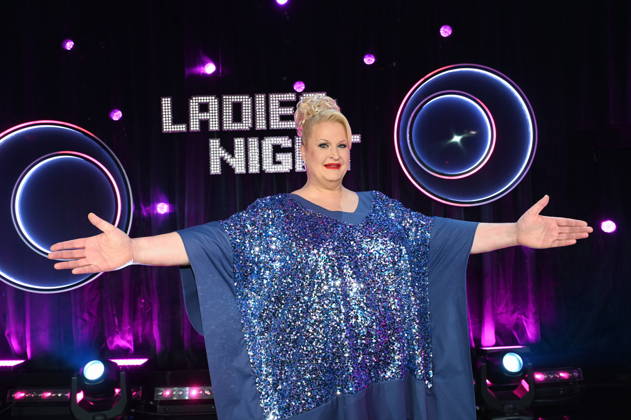Comedienne.Daphne de Luxe ( bürgerlich Daphne Haderlein ) als Moderatorin der ARD Show Ladies Night die einzige Comedy- und Kabarettshow mit rein weiblicher Besetzung im deutschsprachigen Fernsehen: