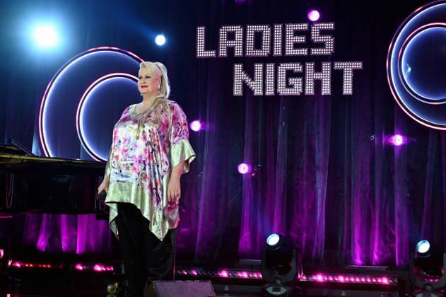 Comedienne.Daphne de Luxe ( bürgerlich Daphne Haderlein ) als Moderatorin der ARD Show Ladies Night die einzige Comedy- und Kabarettshow mit rein weiblicher Besetzung im deutschsprachigen Fernsehen: