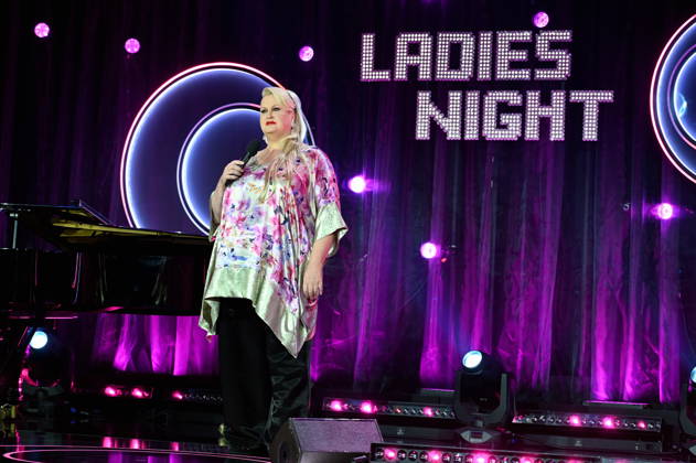 Comedienne.Daphne de Luxe ( bürgerlich Daphne Haderlein ) als Moderatorin der ARD Show Ladies Night die einzige Comedy- und Kabarettshow mit rein weiblicher Besetzung im deutschsprachigen Fernsehen:
