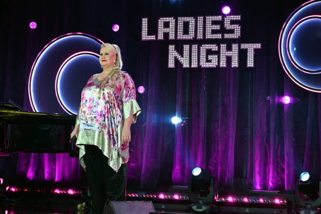 Comedienne.Daphne de Luxe ( bürgerlich Daphne Haderlein ) als Moderatorin der ARD Show Ladies Night die einzige Comedy- und Kabarettshow mit rein weiblicher Besetzung im deutschsprachigen Fernsehen:
