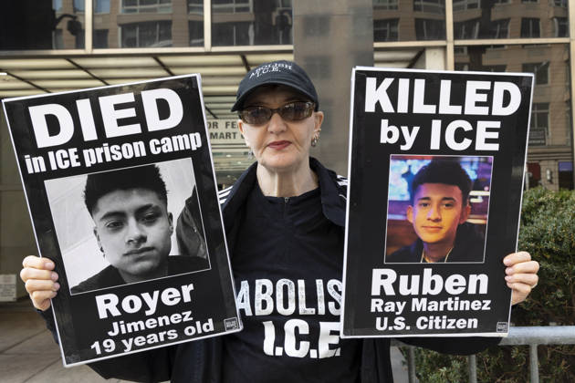 News Bilder des Tages #2 March 26, 2026, New York, New York, USA: A person wears a shirt that reads ABOLISH I.C.E. and holds signs that read DIED in ICE prison camp Royer Jiminez 19 years old KILLED by ICE Ruben Ray Martinez U.S. Citizen with their pictures outside 26 Federal Plaza in Manhattan s Civic Center joining peaceful demonstrators memorializing those who have died from Immigration and Customs Enforcement (I.C.E.) violence and denouncing the Trump administration s deportation policy. The protest takes place as the Department of Homeland Security (D.H.S.) remains shutdown with Democrats in Congress demanding restrictions on federal immigration officers before approving funding for the agency. New York USA - ZUMAr174 20260326_znp_r174_004 Copyright: xGinaxMxRandazzox