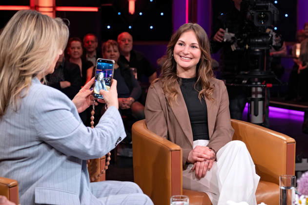 MDR - Riverboat. Moderatorin Kim Fisher und Julia Taubitz ( Doppelolympiasiegerin und Gesamtweltcupsiegerin im Rodeln ) anläßlich der Aufzeichnung der MDR - Talkshow Riverboat am 27.03.2026 in der Mediacity Leipzig. 20260327ADO0088