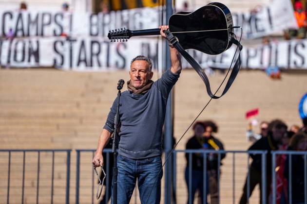 March 28, 2026, St. Paul, Minnesota, USA: BRUCE SPRINGSTEEN performs at No Kings rally at Minnesota State Capitol on Saturday. St. Paul USA - ZUMAs326 20260328_znp_s326_019 Copyright: xHoldenxSmithx