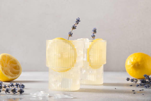 Kalt aufgegossenes Detox-Wasser oder Limonade mit Zitrone und Lavendel. Cold infused detox water or lemonade with lemon and lavender. Summer soft drinks for freshness party. (License=RF) Copyright: xZoonar.com SvetlanaxLazhkox 24840378