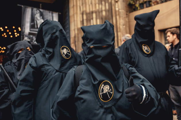 News Bilder des Tages #2 March 29, 2026: Hooded penitents from the Congregacion del Santisimo Cristo de la Buena Muerte brotherhood leave their church in Barcelona s Gothic Quarter for their Palm Sunday procession  - ZUMAo105 20260329_fap_o105_035 Copyright: xMatthiasxOesterlex