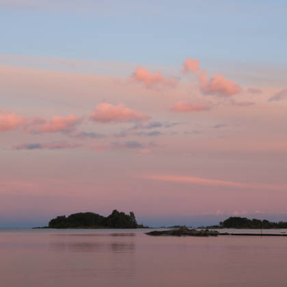 Rosa Wolken über dem Vänernsee bei Sonnenuntergang, Schweden. Pink clouds over Lake Vanern at sunset, Sweden. (License=RF) Copyright: xZoonar.com URSULAxPERRETENx 24845564