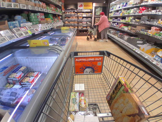 Netto-Einkauf zu Zeiten von Inflation und Konjunktur. Netto-Einkauf in einem Supermarkt oder Discounter