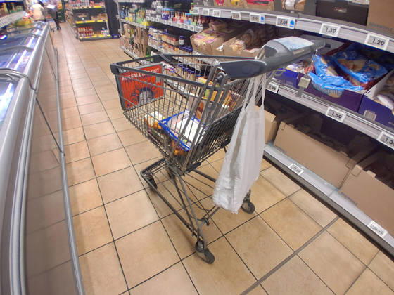Netto-Einkauf zu Zeiten von Inflation und Konjunktur. Netto-Einkauf in einem Supermarkt oder Discounter