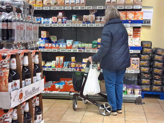 Netto-Einkauf zu Zeiten von Inflation und Konjunktur. Netto-Einkauf in einem Supermarkt oder Discounter