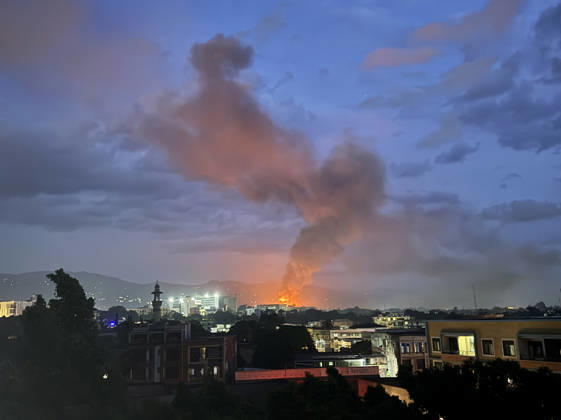 (260331) -- BUJUMBURA, March 31, 2026 -- Photo taken on March 31, 2026 shows smoke rising after explosions followed a fire at a military camp in Bujumbura Province, Burundi. Several blasts were heard in Bujumbura, Burundi s economic capital, on Tuesday, residents told Xinhua. BURUNDI-BUJUMBURA-BLASTS JuxYinhe 