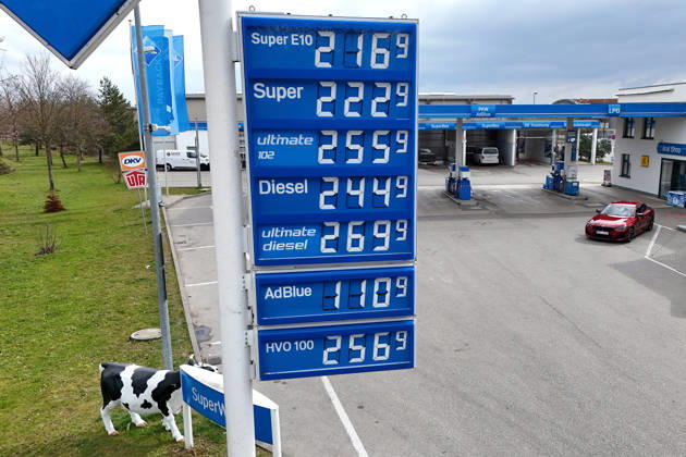 Nach neuer Tankregel:DIESEL Kraftstoff erreicht historischen Hoechstand am 02.04.2026 an dieser Tankstelle in Muenchen. Spritpreise uebersteigen historische Hoechstwerte. Kein Ende in Sicht-taeglich neue Hoechsstaende beim Tanken. Explodierende Spritpreise wegen Iran Krieg dauern an. Benzinpreise an einer Tankstelle in Muenchen