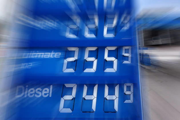 Nach neuer Tankregel:DIESEL Kraftstoff erreicht historischen Hoechstand am 02.04.2026 an dieser Tankstelle in Muenchen. Spritpreise uebersteigen historische Hoechstwerte. Kein Ende in Sicht-taeglich neue Hoechsstaende beim Tanken. Explodierende Spritpreise wegen Iran Krieg dauern an. Benzinpreise an einer Tankstelle in Muenchen