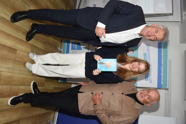 Prof. Dr. Stephan J. Lang, Vorstand Initiative Werterhalt und Weitergabe Maya Upmann, Gesamtsiegerin Bayerischer Jugendpreis 2024 Robert Luebenoff, Vorstand Muenchen 02.04.2026 Presseclub Muenchen der Bayerische Jugendpreis 2026 steht dieses Jahr Das Hauptthema des 6. IWW Schreibwettbewerbes 2026 lautet: Gesunde Kinder auf einer gesunden Erde - wie koennen wir die Zukunft gewinnen Foto Muenchen