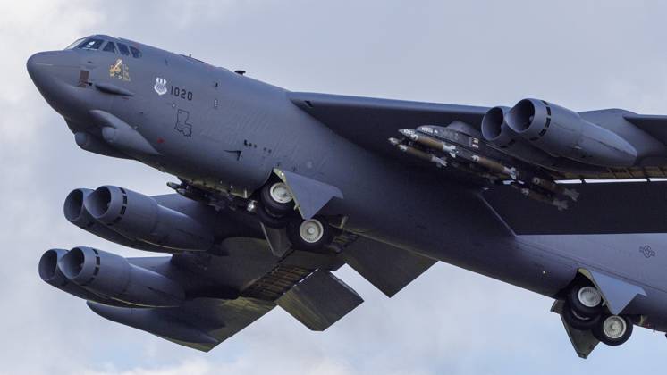Fairford, The Netherlands, 2026-03-31 14:14:35 RAF FAIRFORD, 31-03-2026. From the English base RAF Fairford, the US Air Force conducts missions to Iran with B1 and B52 bombers for Operation Epic Fury. Pictured: A B52 bomber loaded with bombs under the wings during takeoff for a mission to Iran. PHOTO: NLBeeld Robert Meerding Credit: NL Beeld Robert Meerding Inc  Copyright: xx x