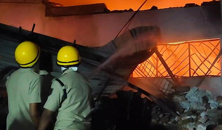 RECORD DATE NOT STATED Firefighting operations underway after a fire breaks out at a thread manufacturing factory near Kim Char Rasta Surat, Apr 02 (ANI): Firefighting operations underway after a fire breaks out at a thread manufacturing factory near Kim Char Rasta, in Surat on Wednesday. (ANI Video Grab) Surat Gujarat India Copyright: xANIx ANI_20260402300