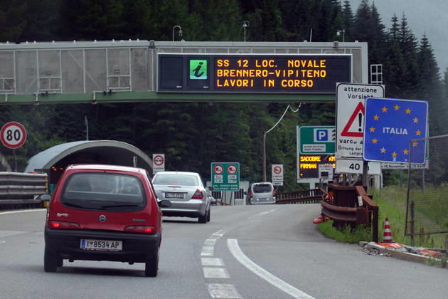 16.07.2021, Gries am Brenner, Tirol, AUT - Grenzuebergang nach Italien am Brennerpass. (Alltag, Ausland, aussen, Aussenaufnahme, Autobahn, Autos, EU, Europa, europaeisch, Europaeische Union, Gesellschaft, Grenze, Grenzgebiet, Grenzuebergang, Grenzuebertritt, Gries am Brenner, gruene Grenze, Italien, italienisch, Jahreszeit, Kraftfahrzeuge, Oesterreich, oesterreichisch, PKW, QF, Querformat, Reise, Schengen, Schengen-Abkommen, Schengener Abkommen, Schilder, Sommer, Staatsgrenze, Strasse, Strassenschilder, Strassenszene, Strassenverkehr, Tirol, Verkehr, Verkehrsschilder, verreisen, Westeuropa, Wirtschaft) 210716D087TIROL.JPG