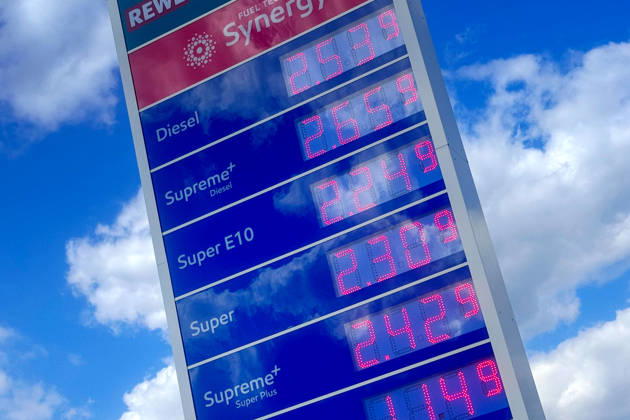 Nach neuer Tankregel:DIESEL Kraftstoff erreicht historischen Hoechstand am 03.04.2026 an dieser Tankstelle in Muenchen. Spritpreise uebersteigen historische Hoechstwerte. Kein Ende in Sicht-taeglich neue Hoechsstaende beim Tanken. Explodierende Spritpreise wegen Iran Krieg dauern an. Benzinpreise an einer Tankstelle in Muenchen